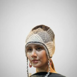 Chullo de Alpaca Tejido a Mano - Gorro Andino en Escala de Grises.